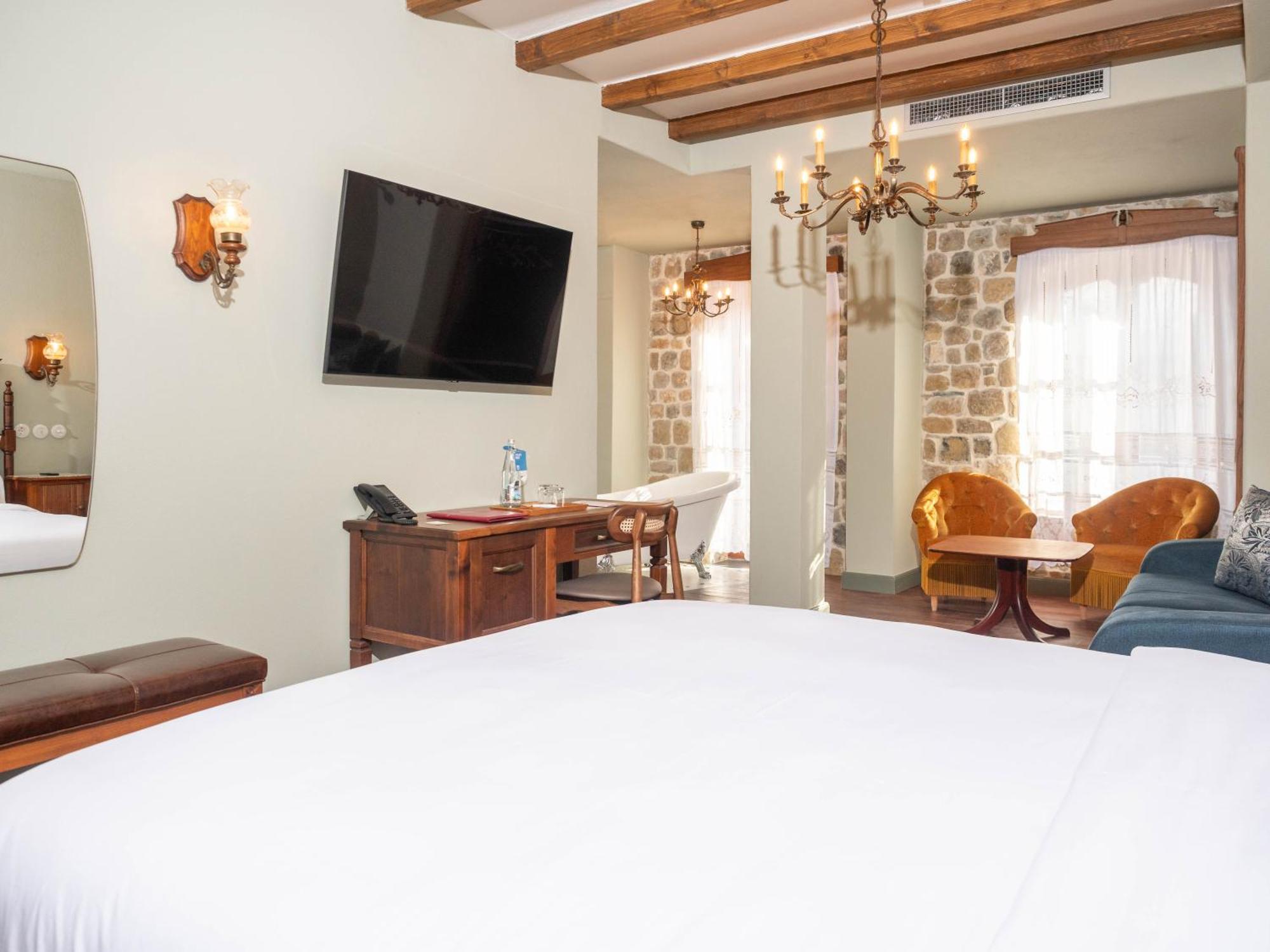 Vila Ebel Hotel Pool & Spa Korce Exterior photo